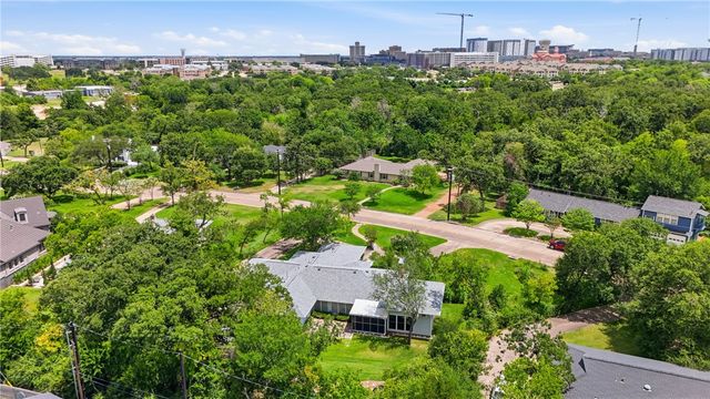 308 Brookside Drive E, Bryan, TX 77801