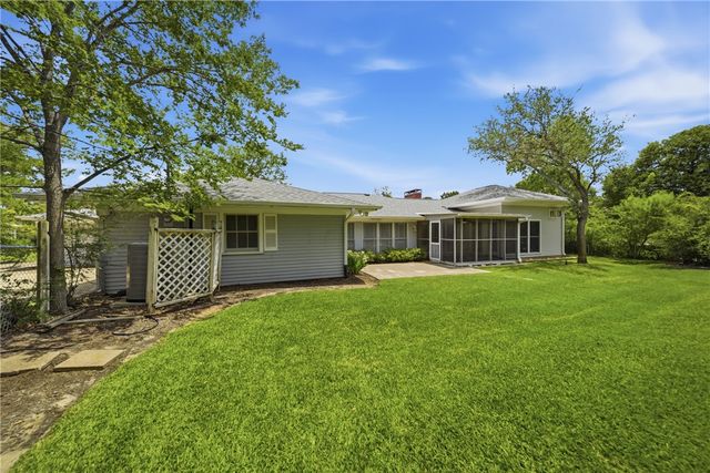 308 Brookside Drive E, Bryan, TX 77801