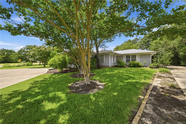 308 Brookside Drive E, Bryan, TX 77801