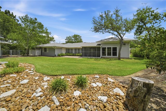 308 Brookside Drive E, Bryan, TX 77801