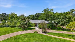 308 Brookside Drive E, Bryan, TX 77801
