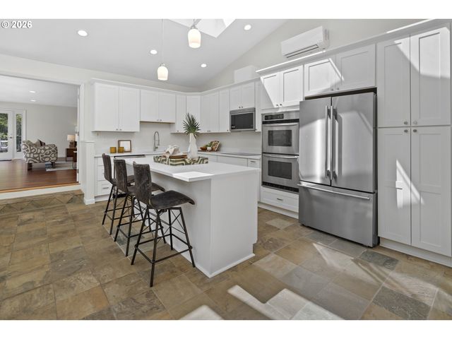 2710 Sw MAPLE Ln, Portland, OR 97225