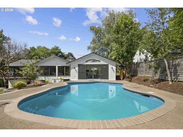 2710 Sw MAPLE Ln, Portland, OR 97225