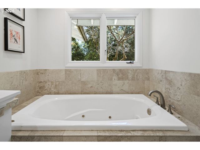 2710 Sw MAPLE Ln, Portland, OR 97225