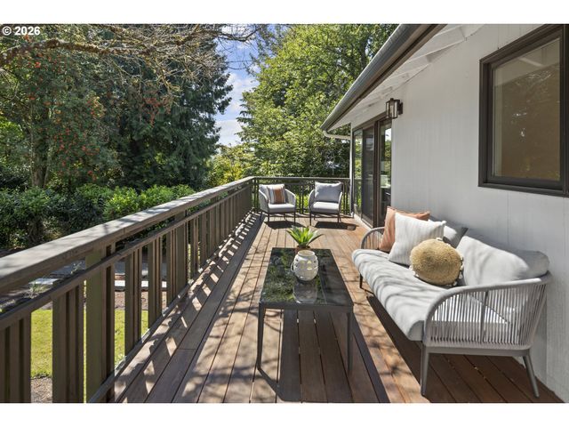 2710 Sw MAPLE Ln, Portland, OR 97225
