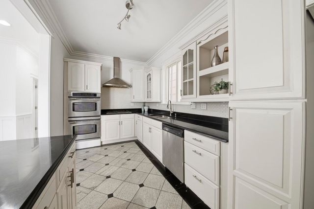 2446 W PENSACOLA Avenue, Chicago, IL 60618