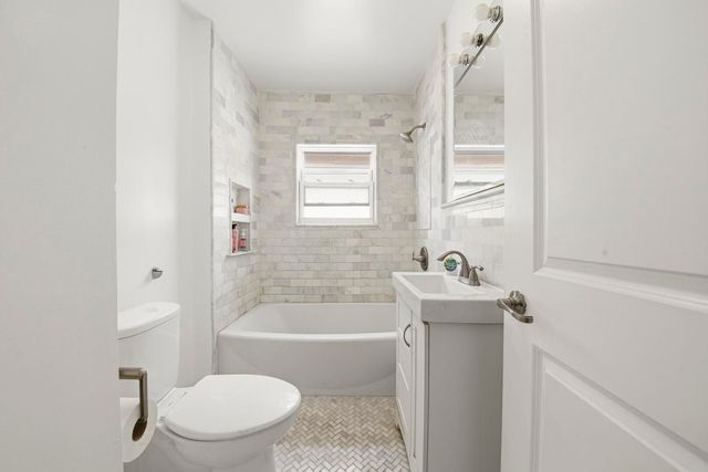 2446 W PENSACOLA Avenue, Chicago, IL 60618