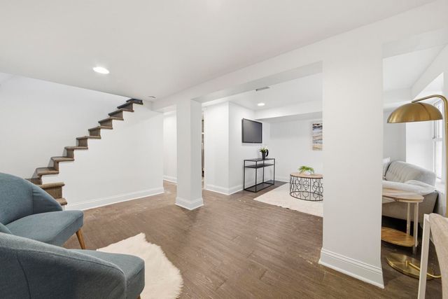 2446 W PENSACOLA Avenue, Chicago, IL 60618