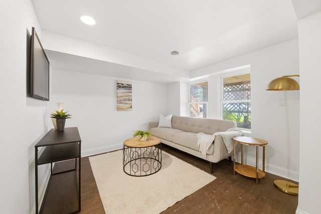 2446 W PENSACOLA Avenue, Chicago, IL 60618