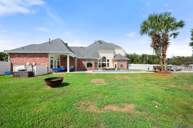 7129 Pelican Crossing Dr, Gonzales, LA 70737