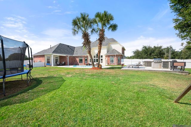 7129 Pelican Crossing Dr, Gonzales, LA 70737