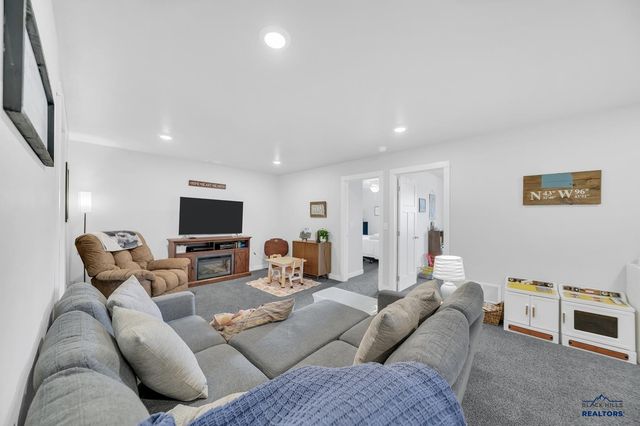 636 COPPERFIELD DR, Rapid City, SD 57703