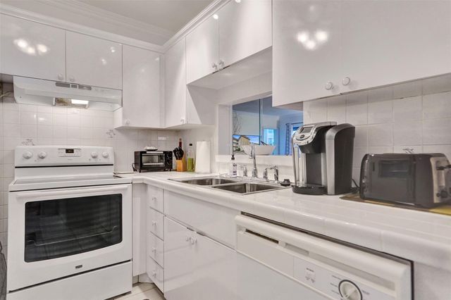 4706 NW 36th Street 409, Lauderdale Lakes, FL 33319