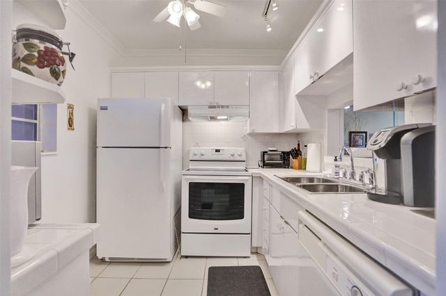 4706 NW 36th Street 409, Lauderdale Lakes, FL 33319