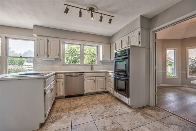 4512 W 90th Street, Prairie Village, KS 66207