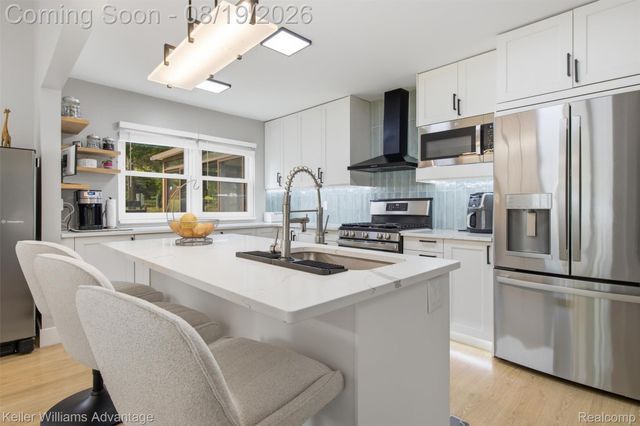 24560 Knollwood Street, Novi, MI 48375