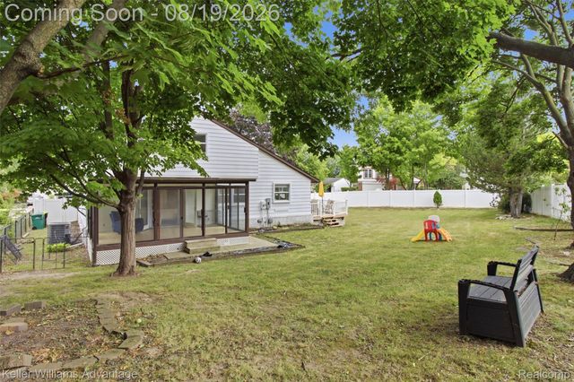 24560 Knollwood Street, Novi, MI 48375