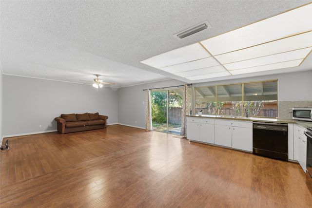 1805 Haymeadow, Carrollton, TX 75007