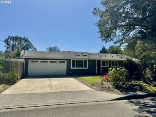918 7TH St, Florence, OR 97439