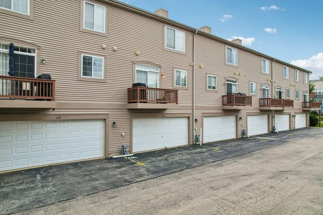 105 Station Park Circle, Grayslake, IL 60030