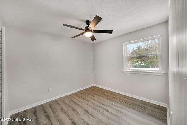 6100 Toebbe Ln, Louisville, KY 40229