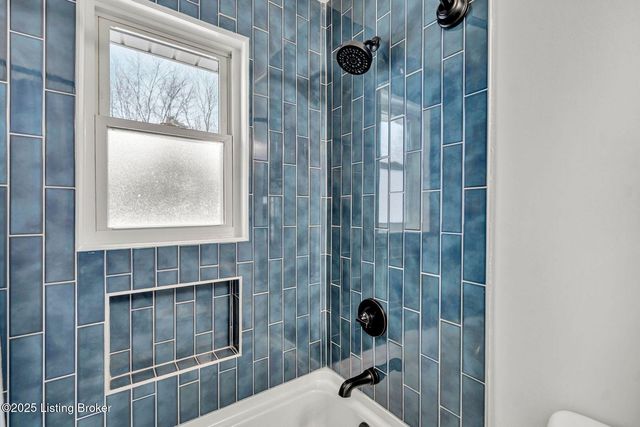 6100 Toebbe Ln, Louisville, KY 40229