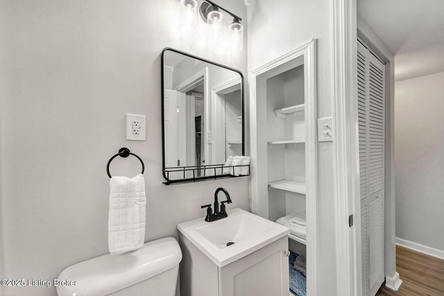 6100 Toebbe Ln, Louisville, KY 40229