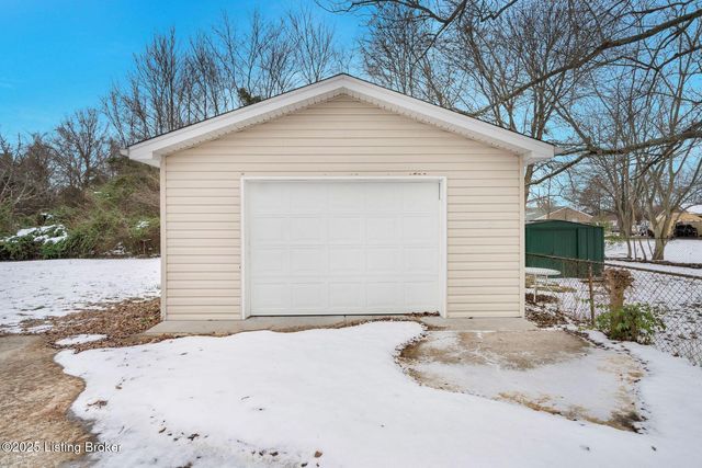 6100 Toebbe Ln, Louisville, KY 40229