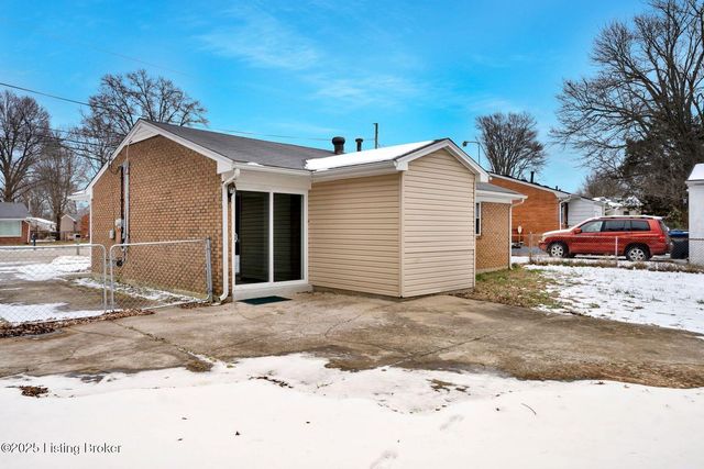 6100 Toebbe Ln, Louisville, KY 40229