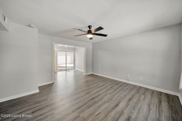 6100 Toebbe Ln, Louisville, KY 40229