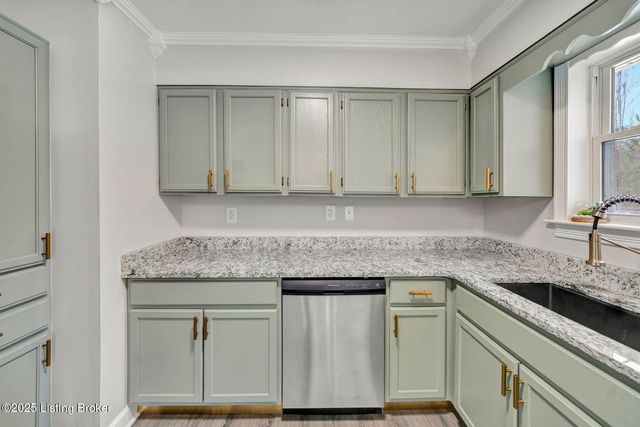 6100 Toebbe Ln, Louisville, KY 40229