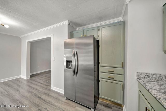 6100 Toebbe Ln, Louisville, KY 40229