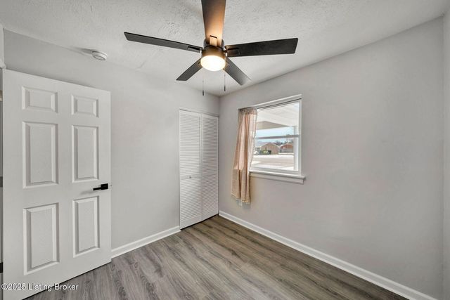 6100 Toebbe Ln, Louisville, KY 40229