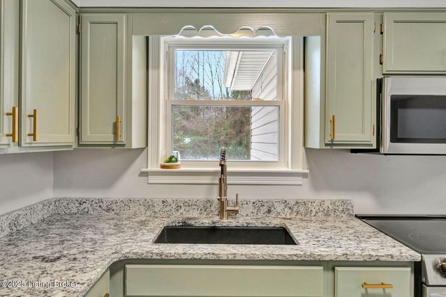 6100 Toebbe Ln, Louisville, KY 40229