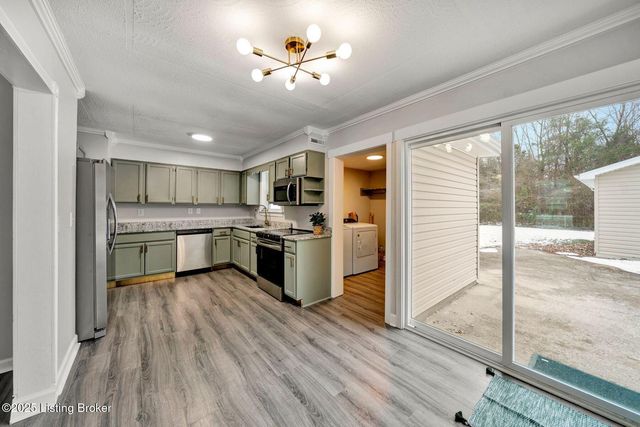 6100 Toebbe Ln, Louisville, KY 40229