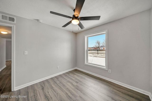 6100 Toebbe Ln, Louisville, KY 40229