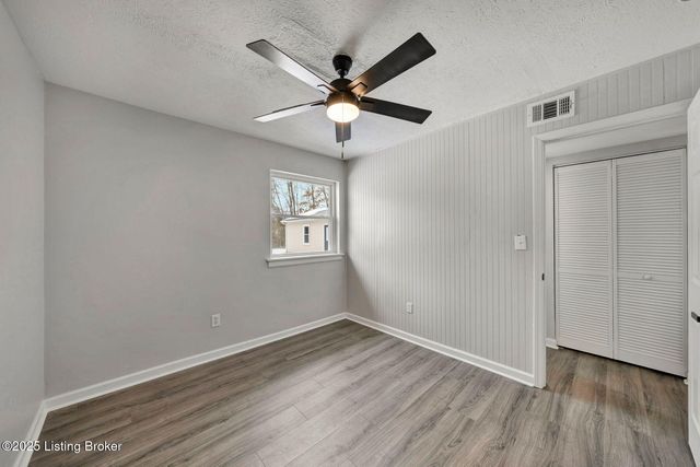 6100 Toebbe Ln, Louisville, KY 40229