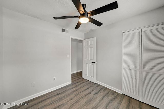 6100 Toebbe Ln, Louisville, KY 40229