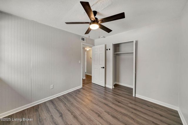 6100 Toebbe Ln, Louisville, KY 40229