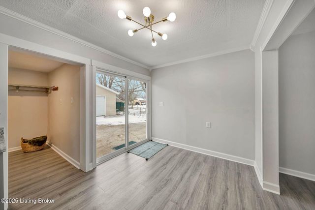 6100 Toebbe Ln, Louisville, KY 40229