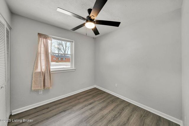 6100 Toebbe Ln, Louisville, KY 40229