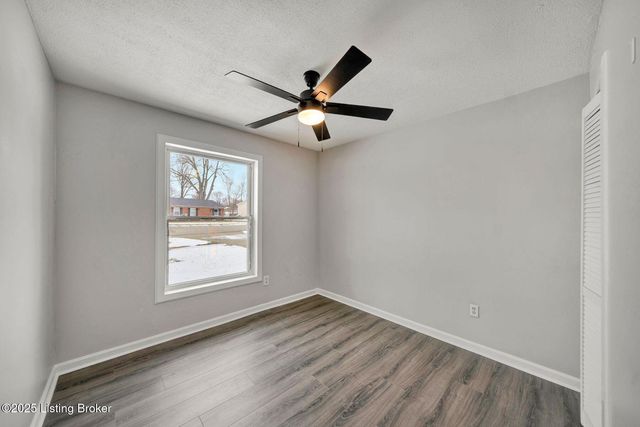 6100 Toebbe Ln, Louisville, KY 40229