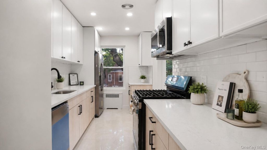 2539 Yates Avenue, Bronx, NY 10469 — photo 4