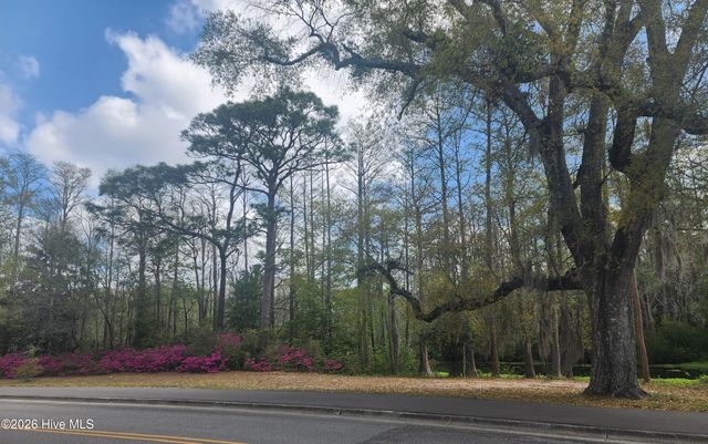 2240 W Lake Shore Drive, Wilmington, NC 28401