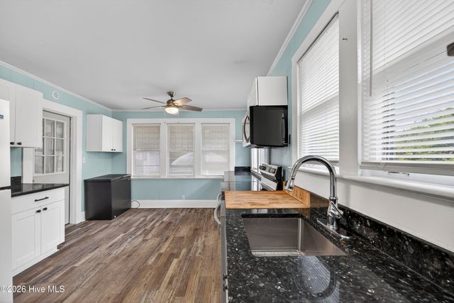 2240 W Lake Shore Drive, Wilmington, NC 28401