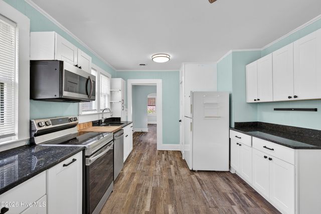 2240 W Lake Shore Drive, Wilmington, NC 28401