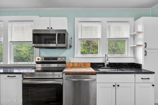 2240 W Lake Shore Drive, Wilmington, NC 28401