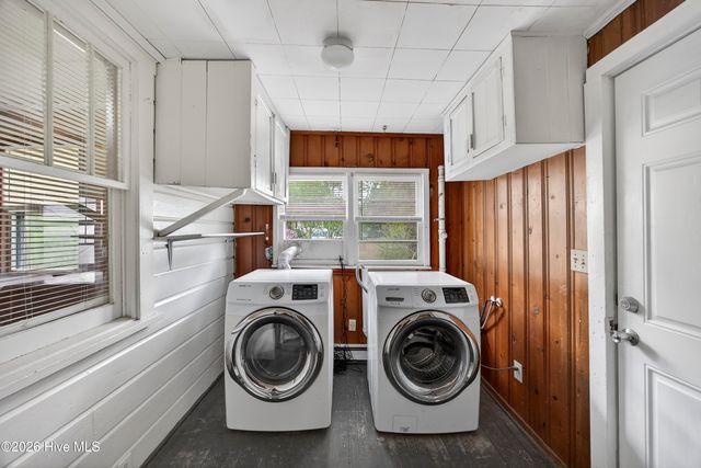 2240 W Lake Shore Drive, Wilmington, NC 28401