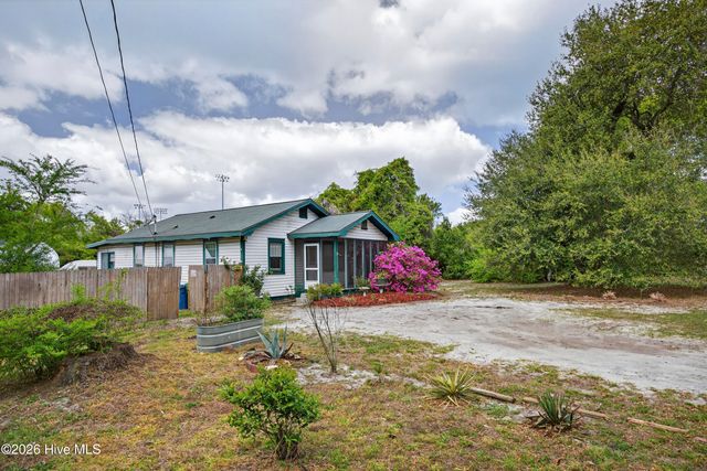 2240 W Lake Shore Drive, Wilmington, NC 28401