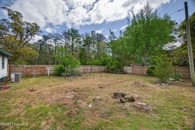 2240 W Lake Shore Drive, Wilmington, NC 28401